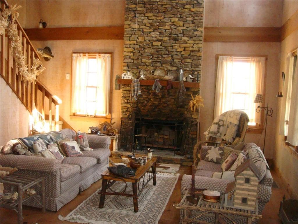2 bedroom, 3 bathroom, 1,620 sq ft single family residence under contract at 132 Buckskull Hollow Drive, Big Canoe, GA 30143 — photo 5