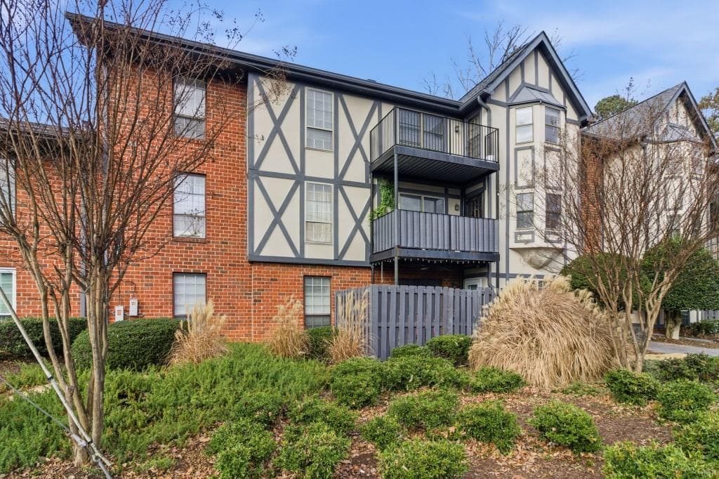 6851 Roswell Road B15