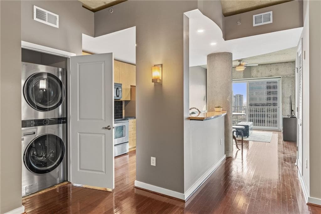 2 bedroom, 2 bathroom, 1,067 sq ft condominium for sale at 361 17th Street 1501, Atlanta, GA 30363 — photo 4