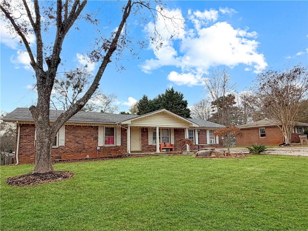 4 bedroom, 2 bathroom, 1,304 sq ft single family residence under contract at 1639 Whiting Drive, Gainesville, GA 30504 — photo 2