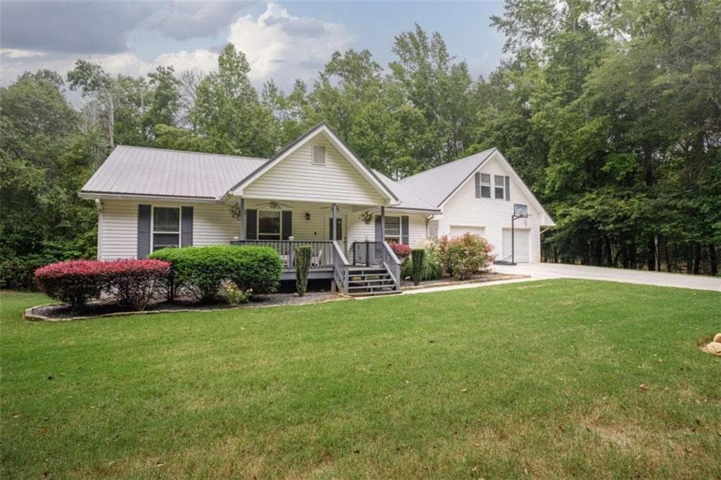 4 bedroom, 3 bathroom, 3,031 sq ft single family residence for sale at 281 Laney Drive, Locust Grove, GA 30248 — photo 2