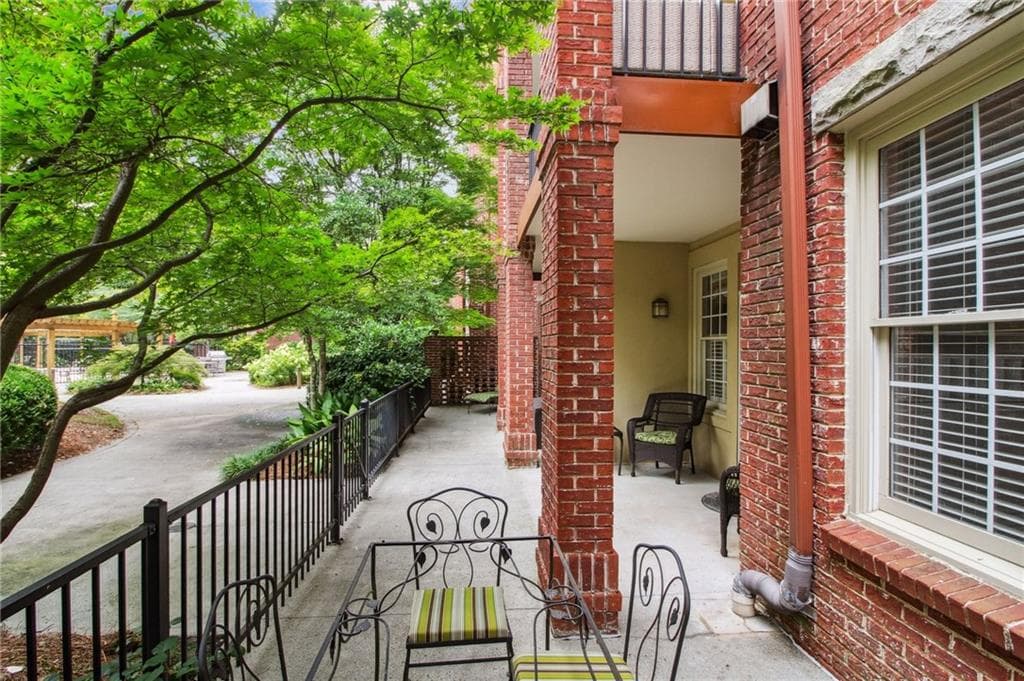 2 bedroom, 2 bathroom, 1,355 sq ft condominium sold at 1735 Peachtree Street 121, Atlanta, GA 30309