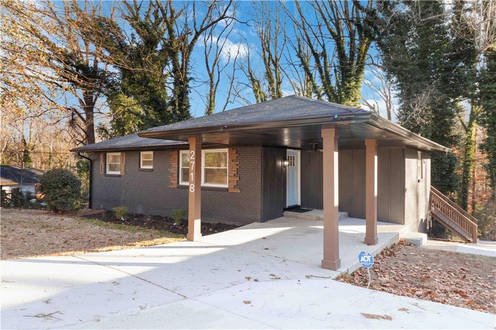 4 bedroom, 2 bathroom, 2,200 sq ft single family residence under contract at 2718 Delowe Drive, Atlanta, GA 30344 — photo 3