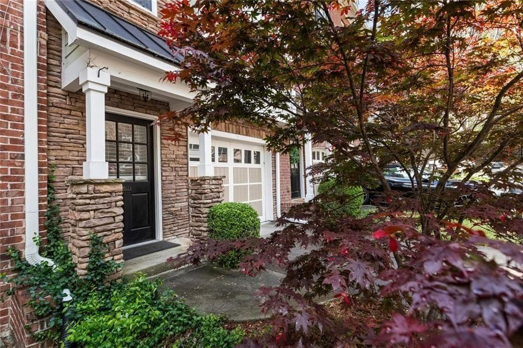 3 bedroom, 3 bathroom, 2,369 sq ft townhouse sold at 5523 Glenridge Park, Atlanta, GA 30342