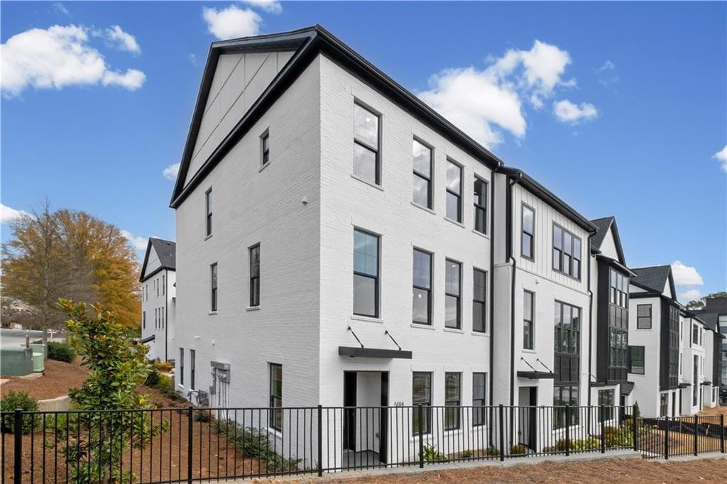 3 bedroom, 4 bathroom, 2,700 sq ft townhouse for sale at 5014 Hartwell Place, Alpharetta, GA 30009 — photo 3