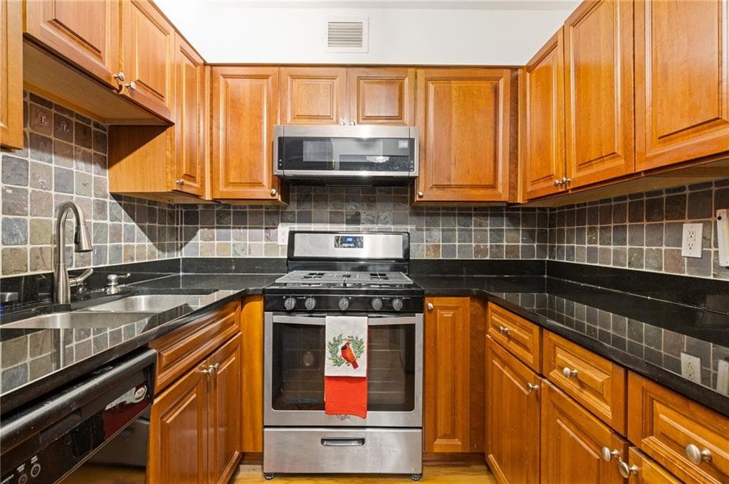1 bedroom, 2 bathroom, 837 sq ft condominium for sale at 2479 Peachtree Road 402, Atlanta, GA 30305 — photo 10
