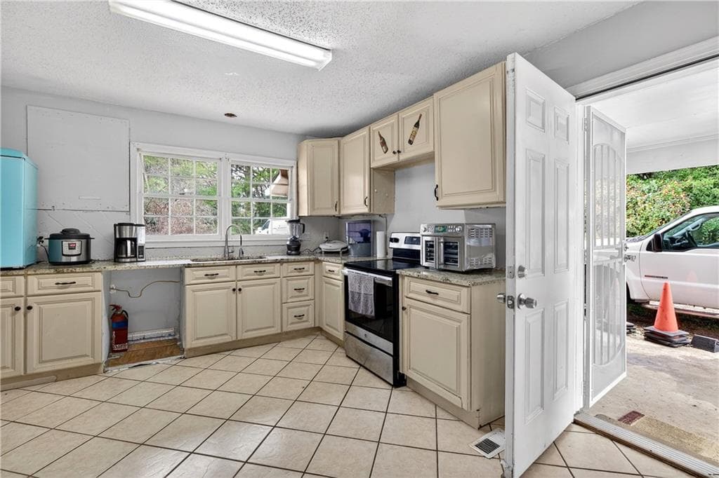3 bedroom, 2 bathroom, 1,109 sq ft single family residence for sale at 1742 Cardinal Road, Jonesboro, GA 30238 — photo 4