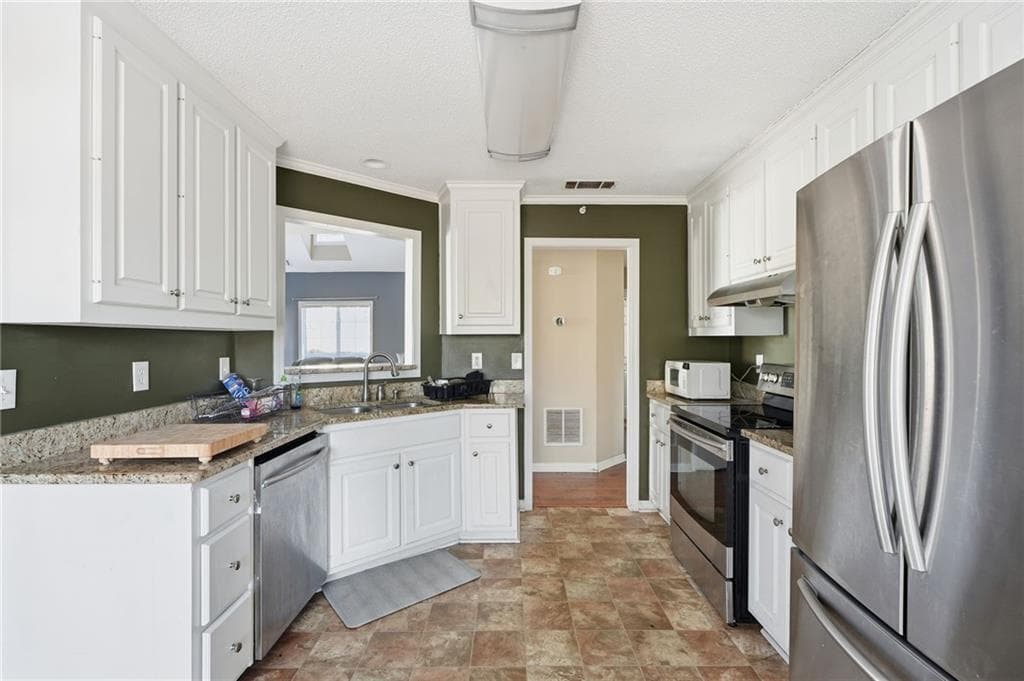 4 bedroom, 3 bathroom, 2,104 sq ft single family residence under contract at 355 Radcliffe Trace, Covington, GA 30016 — photo 7