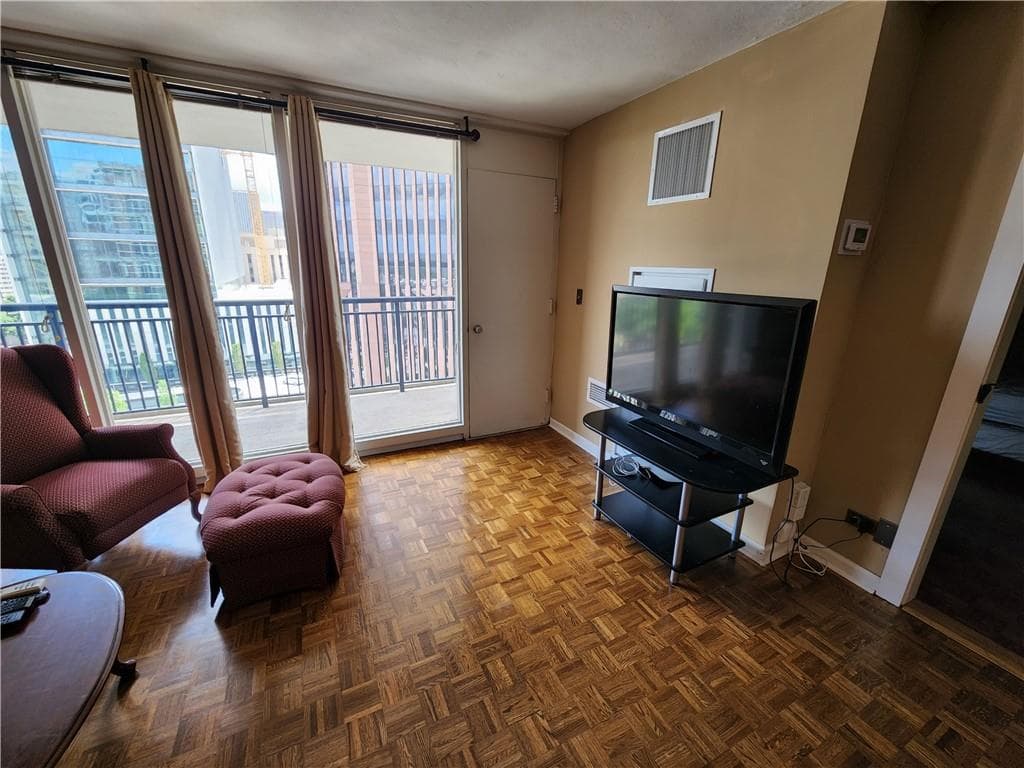 2 bedroom, 1 bathroom, 992 sq ft condominium for rent at 620 Peachtree Street 1011, Atlanta, GA 30308 for $1,795 a month — photo 3
