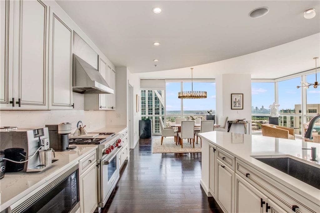3 bedroom, 3 bathroom, 2,748 sq ft condominium under contract at 3325 Piedmont Road 2205, Atlanta, GA 30305 — photo 8