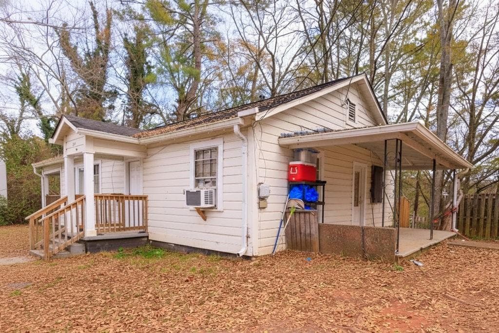 2 bedroom, 1 bathroom, 1,008 sq ft single family residence for sale at 241 E Killian Street, Canton, GA 30114
