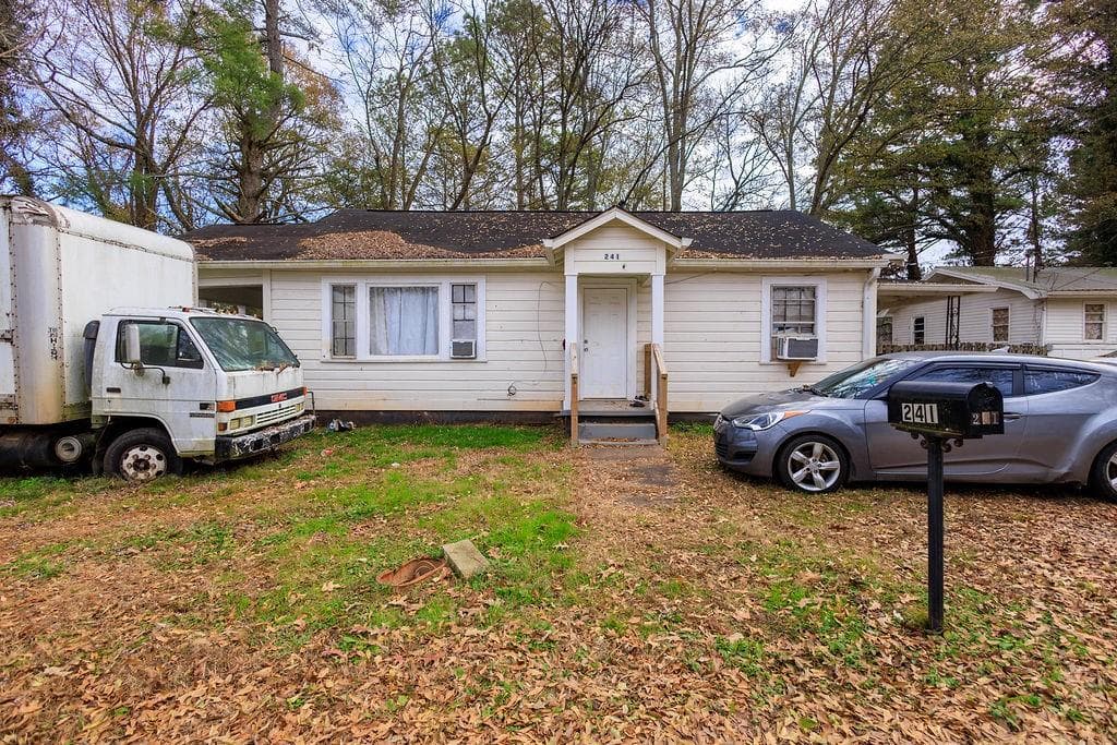 2 bedroom, 1 bathroom, 1,008 sq ft single family residence for sale at 241 E Killian Street, Canton, GA 30114 — photo 2