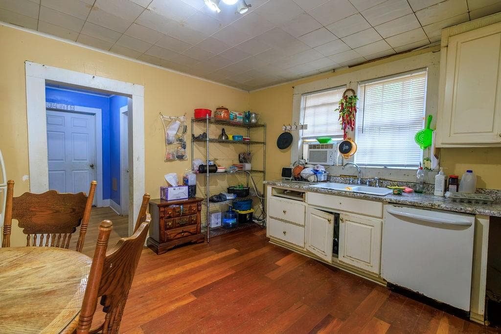 2 bedroom, 1 bathroom, 1,008 sq ft single family residence for sale at 241 E Killian Street, Canton, GA 30114 — photo 4