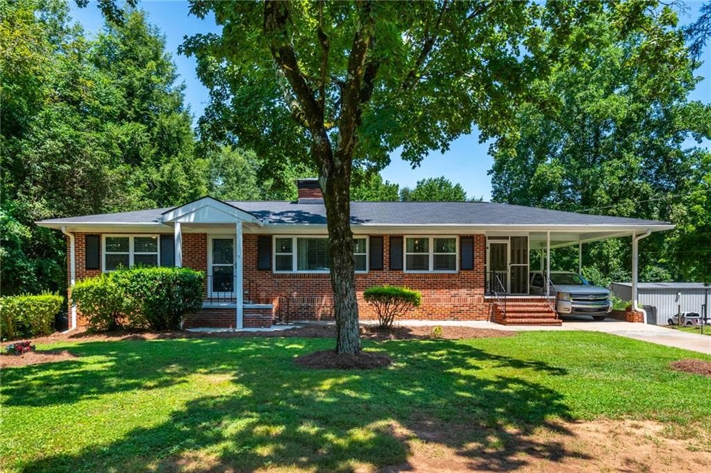 2 bedroom, 2 bathroom, 1,625 sq ft single family residence for sale at 4270 S Main Street, Acworth, GA 30101
