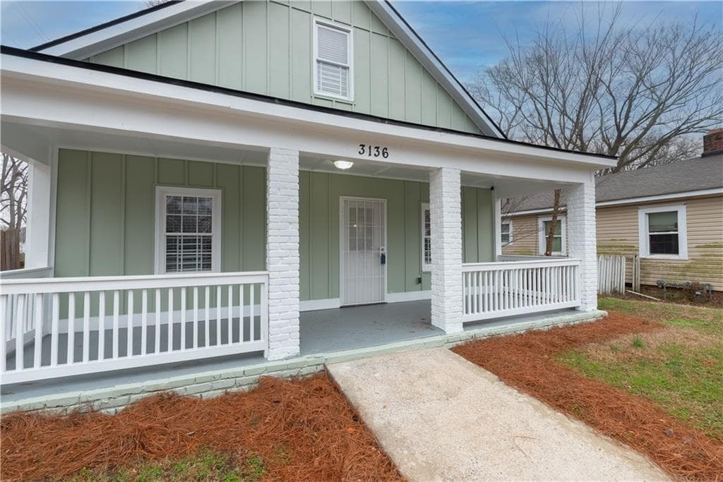4 bedroom, 3 bathroom, 1,807 sq ft single family residence under contract at 3136 E Point Street, East Point, GA 30344 — photo 3