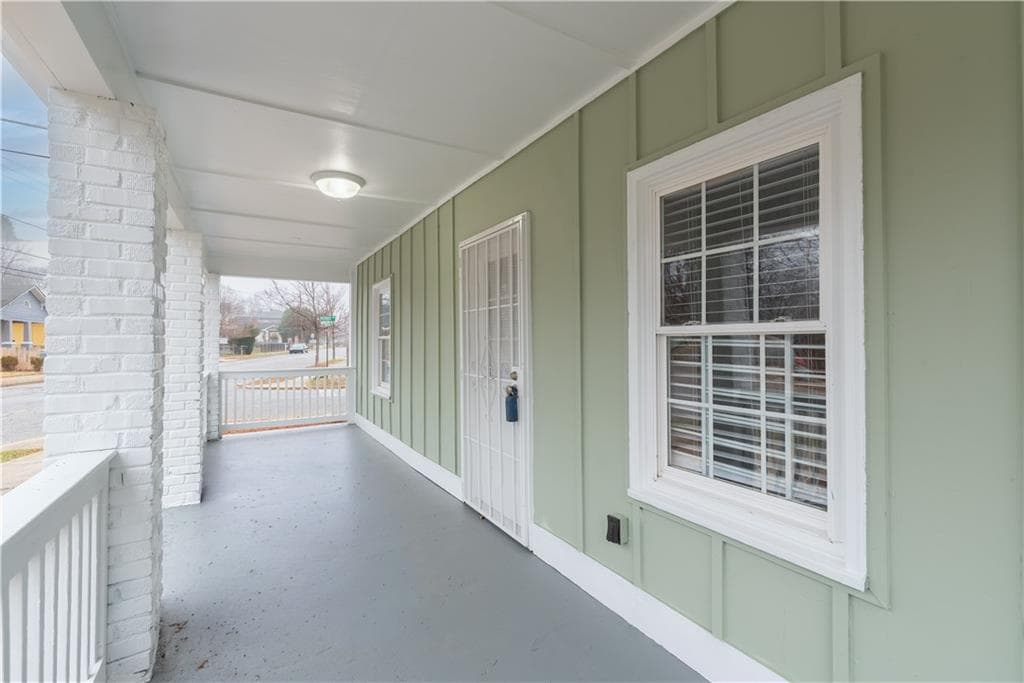 4 bedroom, 3 bathroom, 1,807 sq ft single family residence under contract at 3136 E Point Street, East Point, GA 30344 — photo 4