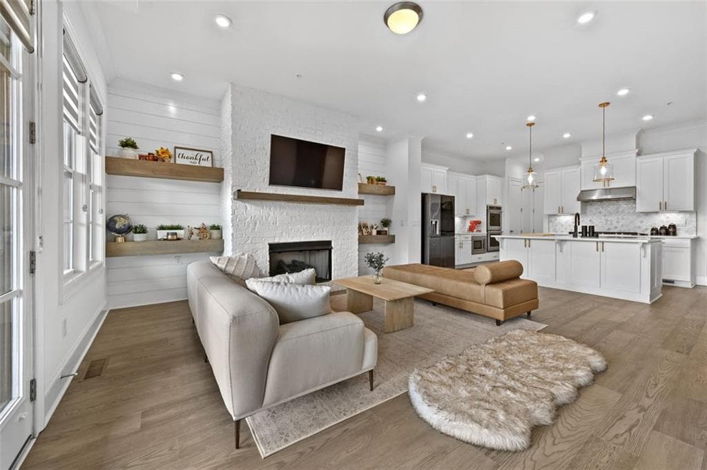 4 bedroom, 4 bathroom, 3,050 sq ft townhouse for sale at 604 Landler Terrace, Alpharetta, GA 30009 — photo 2