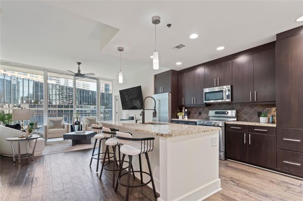 2 bedroom, 2 bathroom, 1,213 sq ft condominium sold at 1080 Peachtree Street 804, Atlanta, GA 30309