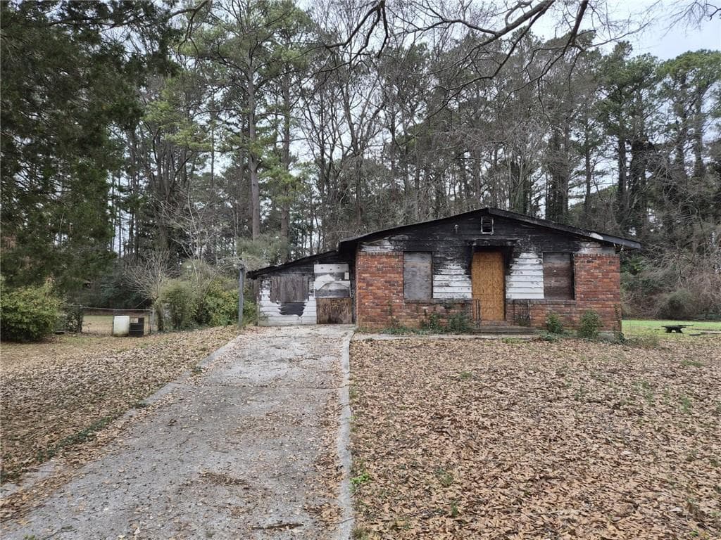 3 bedroom, 1 bathroom, 1,285 sq ft single family residence for sale at 6203 Castlewood Drive, Morrow, GA 30260 — photo 2