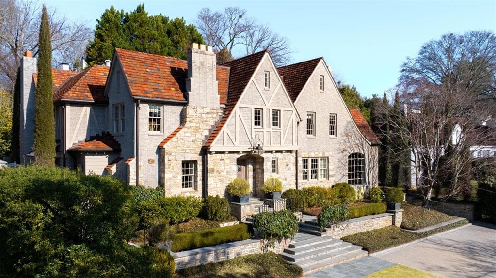 6 bedroom, 8 bathroom, 6,593 sq ft single family residence sold at 455 Peachtree Battle Avenue, Atlanta, GA 30305