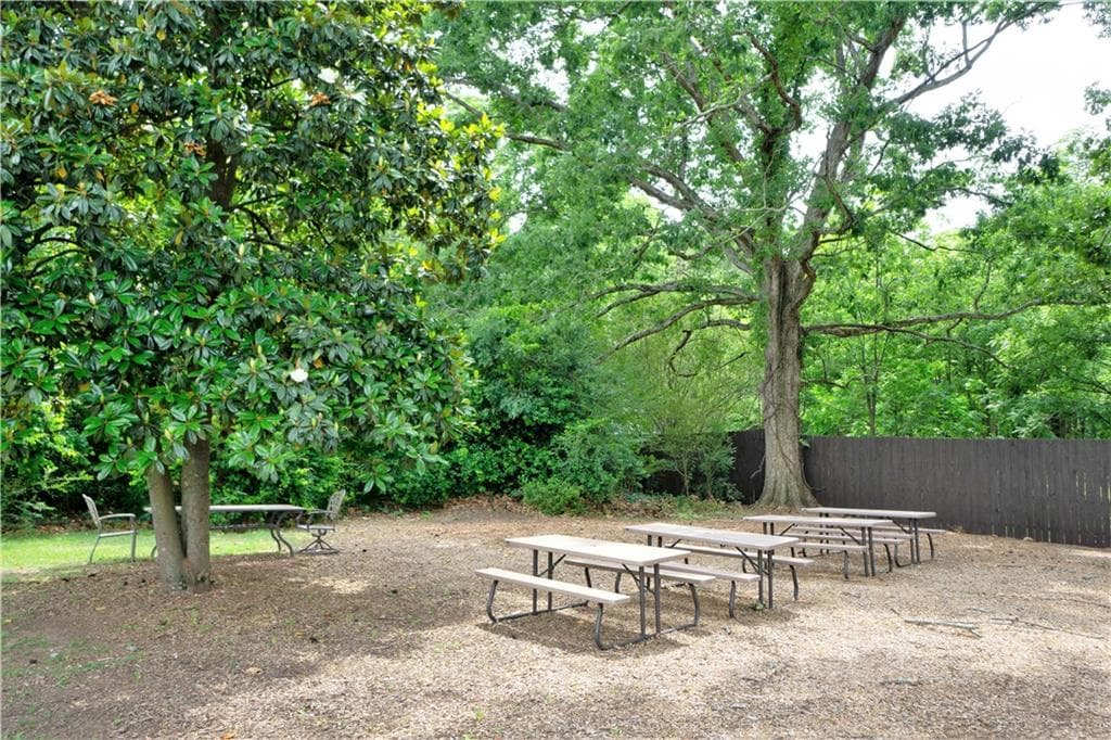 3 bedroom, 3 bathroom single family residence for rent at 811 King Road, Stone Mountain, GA 30088 for $3,300 a month — photo 3