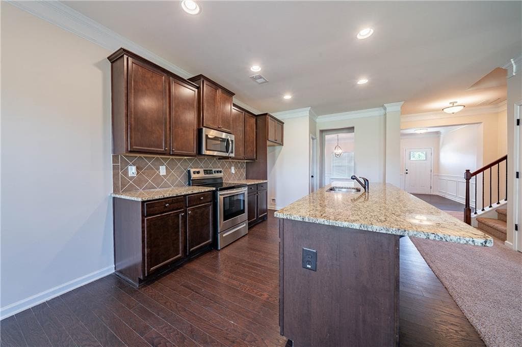 3 bedroom, 4 bathroom, 2,980 sq ft single family residence under contract at 10 Edgewater Court, Covington, GA 30016 — photo 4