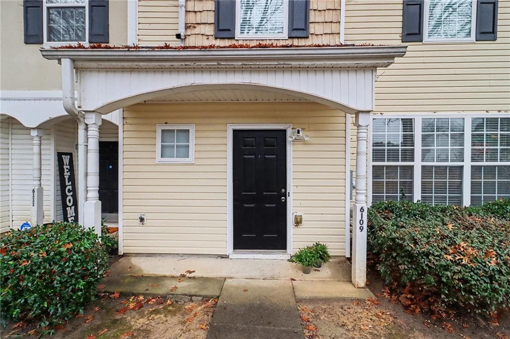3 bedroom, 3 bathroom, 1,566 sq ft townhouse for sale at 6109 Camden Forrest Drive, Riverdale, GA 30296 — photo 2