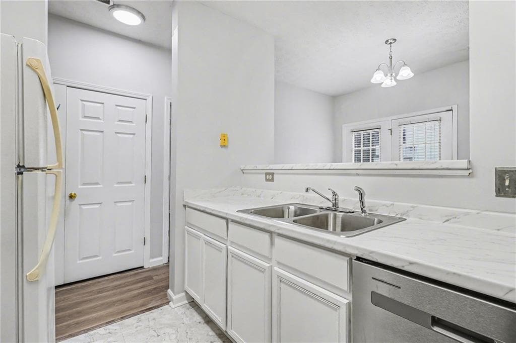 3 bedroom, 3 bathroom, 1,566 sq ft townhouse for sale at 6109 Camden Forrest Drive, Riverdale, GA 30296 — photo 9