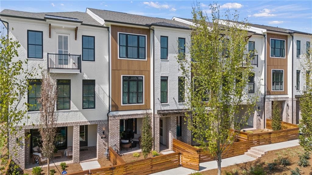 2 bedroom, 3 bathroom, 1,694 sq ft townhouse for sale at 330 Goldchild Trail 49, Alpharetta, GA 30009 — photo 2