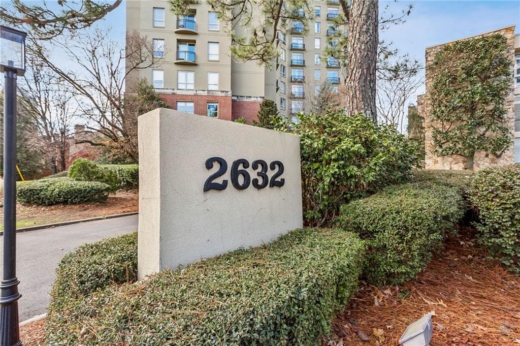 2 bedroom, 2 bathroom, 1,580 sq ft condominium sold at 2632 Peachtree Road 402B, Atlanta, GA 30305