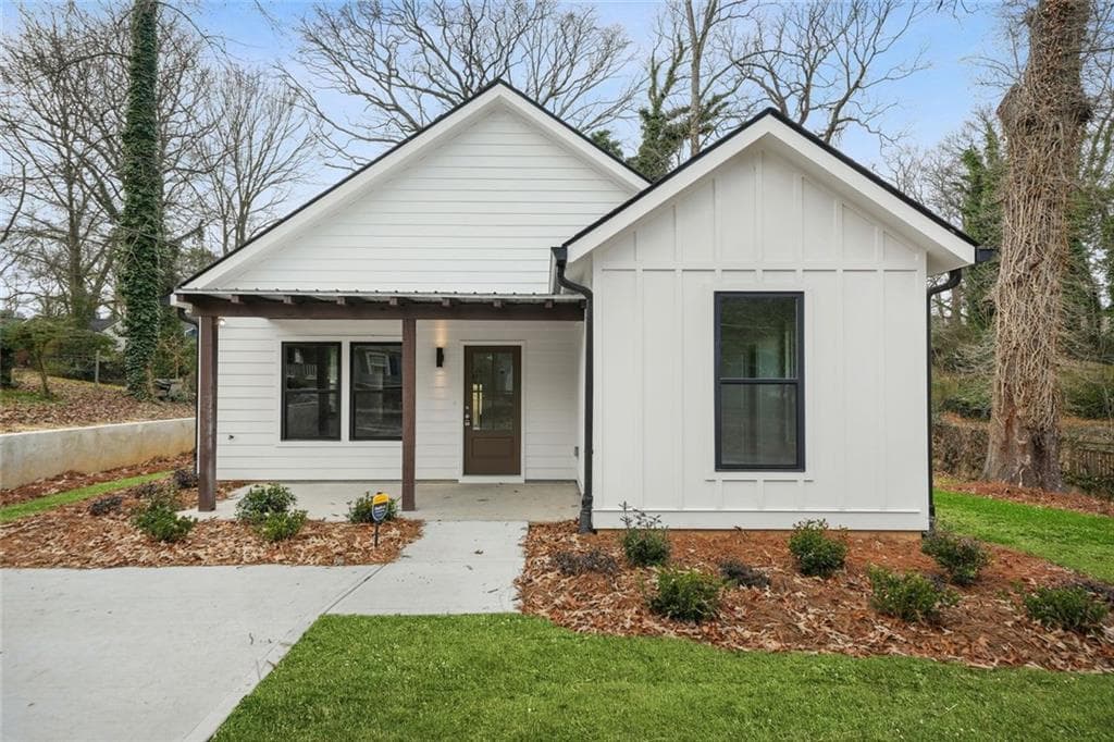 3 bedroom, 2 bathroom, 1,297 sq ft single family residence sold at 672 Commercial Avenue, Atlanta, GA 30318