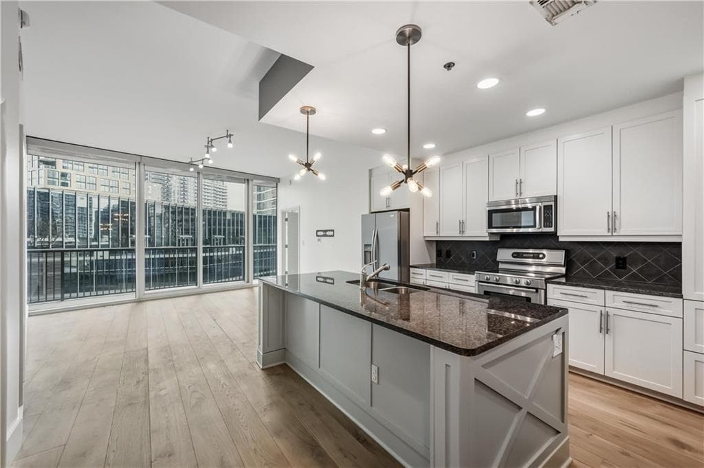 2 bedroom, 2 bathroom, 1,213 sq ft condominium under contract at 1080 Peachtree Street 904, Atlanta, GA 30309 — photo 5
