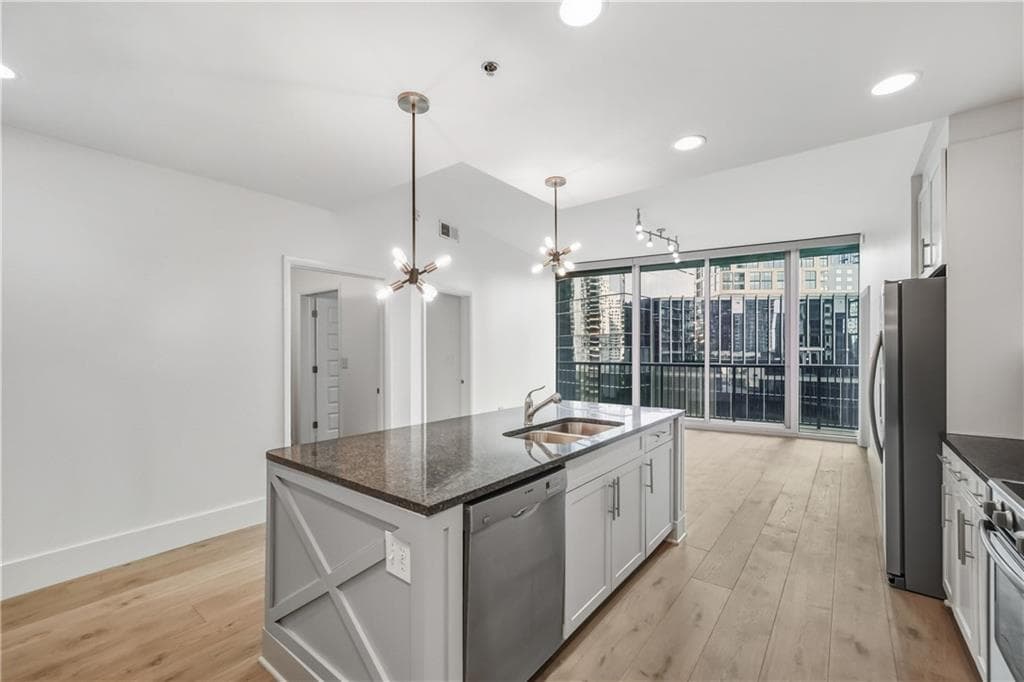 2 bedroom, 2 bathroom, 1,213 sq ft condominium under contract at 1080 Peachtree Street 904, Atlanta, GA 30309 — photo 8