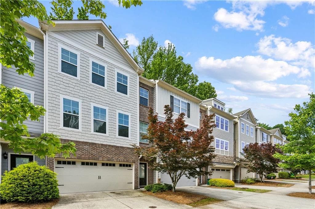3 bedroom, 4 bathroom, 2,600 sq ft townhouse for sale at 2817 White Oak Lane, Decatur, GA 30032
