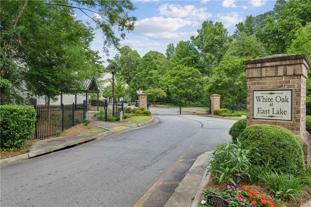 3 bedroom, 4 bathroom, 2,600 sq ft townhouse for sale at 2817 White Oak Lane, Decatur, GA 30032 — photo 3