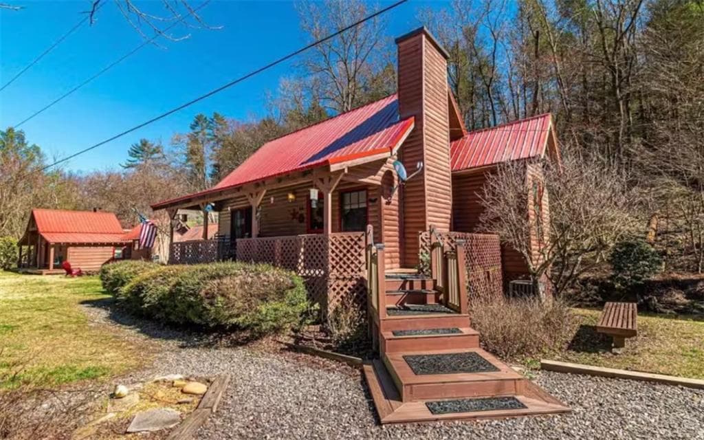 3 bedroom, 2 bathroom, 1,250 sq ft single family residence under contract at 64 Bear Lake Drive, Blue Ridge, GA 30513 — photo 2