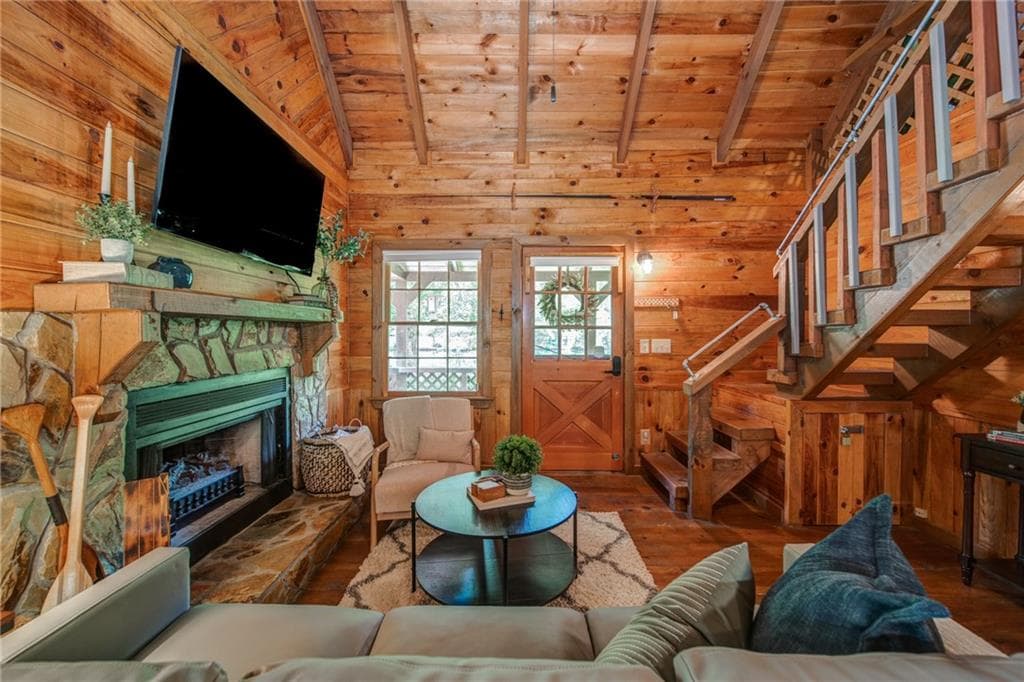 3 bedroom, 2 bathroom, 1,250 sq ft single family residence under contract at 64 Bear Lake Drive, Blue Ridge, GA 30513 — photo 6