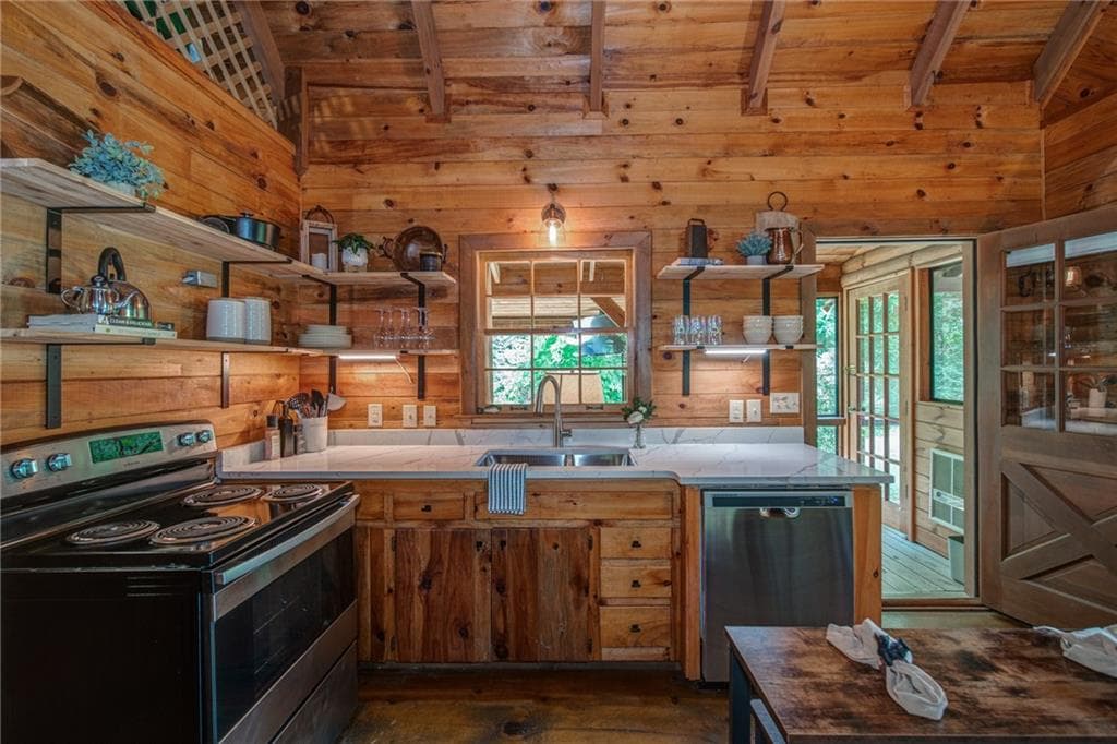 3 bedroom, 2 bathroom, 1,250 sq ft single family residence under contract at 64 Bear Lake Drive, Blue Ridge, GA 30513 — photo 9