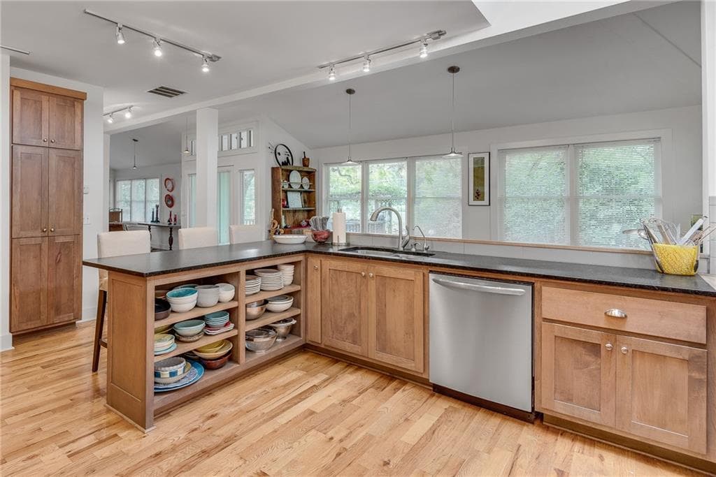 4 bedroom, 4 bathroom, 3,434 sq ft single family residence for sale at 4621 Lakeshore Drive, Pine Lake, GA 30072 — photo 9