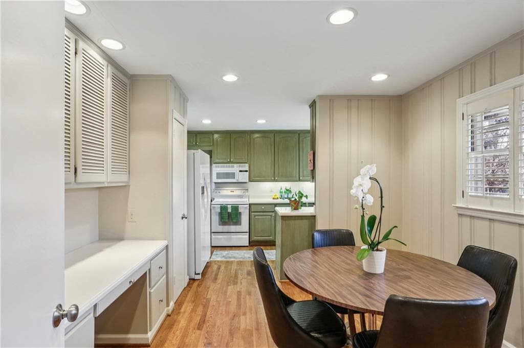 2 bedroom, 1 bathroom, 1,092 sq ft single family residence for sale at 2556 Defoors Ferry Road, Atlanta, GA 30318 — photo 6