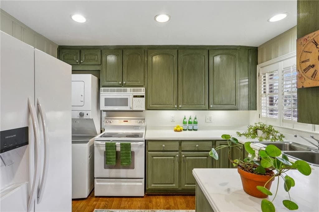 2 bedroom, 1 bathroom, 1,092 sq ft single family residence for sale at 2556 Defoors Ferry Road, Atlanta, GA 30318 — photo 2