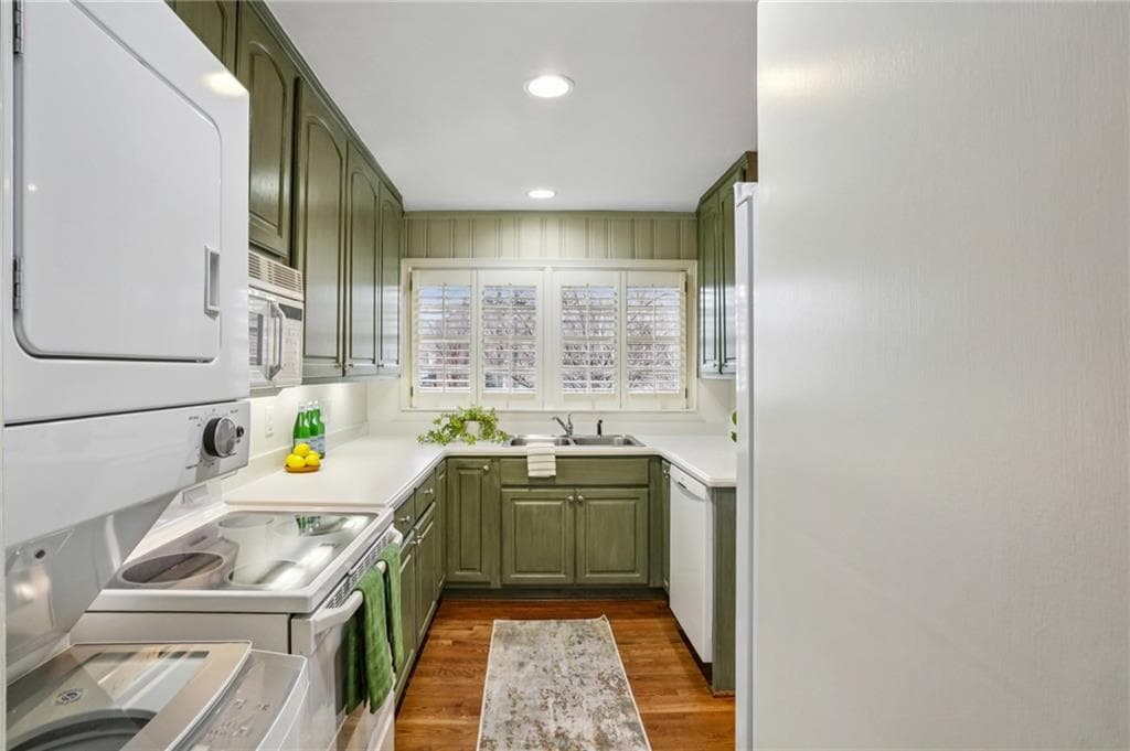 2 bedroom, 1 bathroom, 1,092 sq ft single family residence for sale at 2556 Defoors Ferry Road, Atlanta, GA 30318 — photo 3