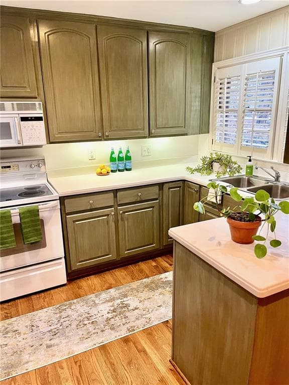2 bedroom, 1 bathroom, 1,092 sq ft single family residence for sale at 2556 Defoors Ferry Road, Atlanta, GA 30318 — photo 4