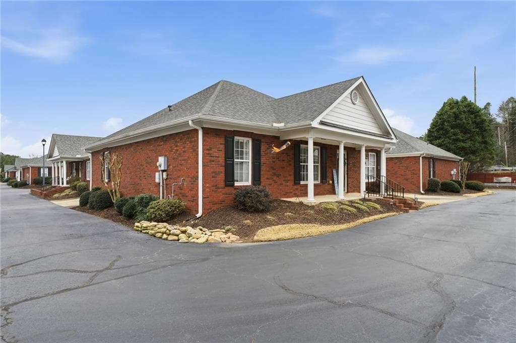 2 bedroom, 2 bathroom, 1,681 sq ft condominium for sale at 102 Courtyard Lane, Woodstock, GA 30189 — photo 3