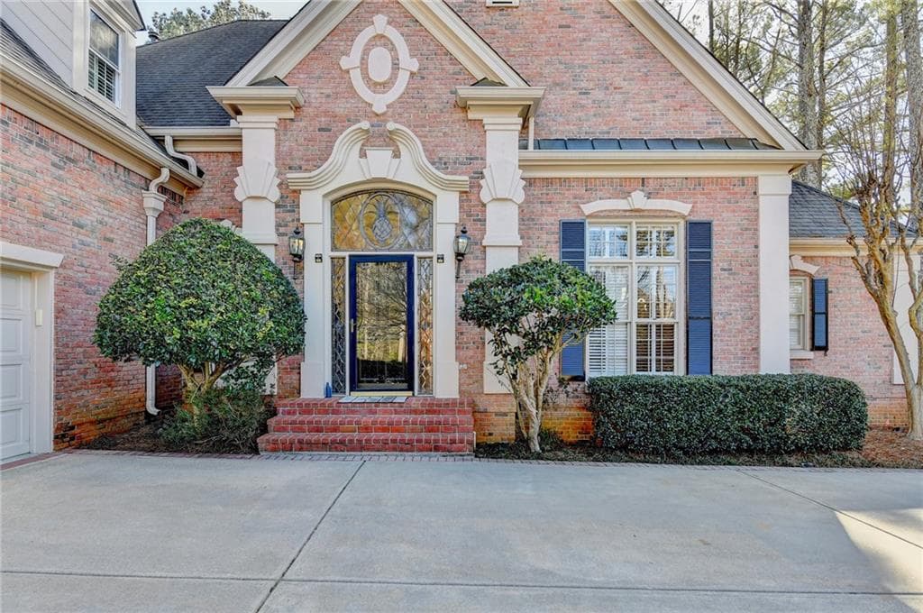 5 bedroom, 6 bathroom, 6,200 sq ft single family residence under contract at 3021 Shinnecock Hills Drive, Johns Creek, GA 30097 — photo 3