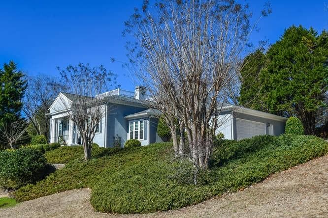 3 bedroom, 4 bathroom, 3,207 sq ft single family residence for sale at 2901 Club Place, Gainesville, GA 30506 — photo 2