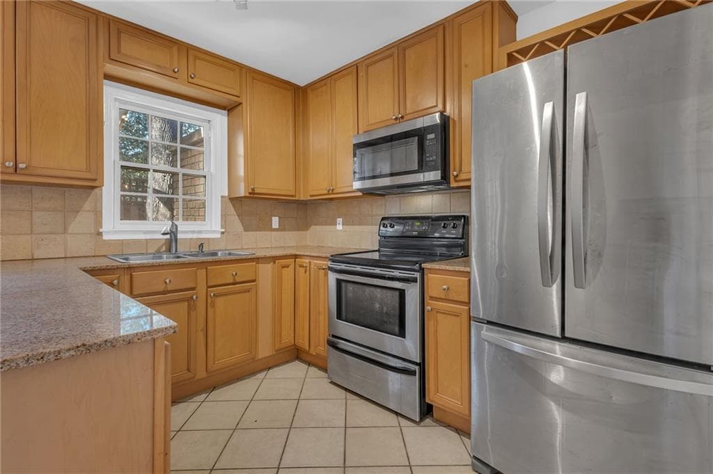 2 bedroom, 2 bathroom, 1,020 sq ft townhouse for sale at 1101 Collier Road I2, Atlanta, GA 30318 — photo 2