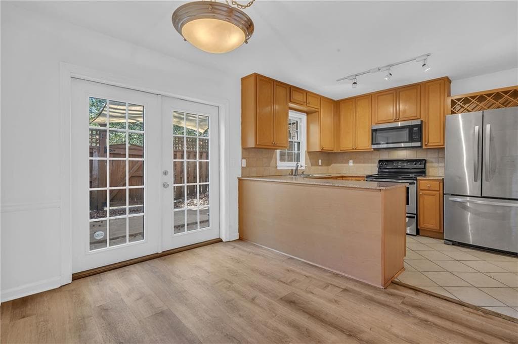 2 bedroom, 2 bathroom, 1,020 sq ft townhouse for sale at 1101 Collier Road I2, Atlanta, GA 30318 — photo 3