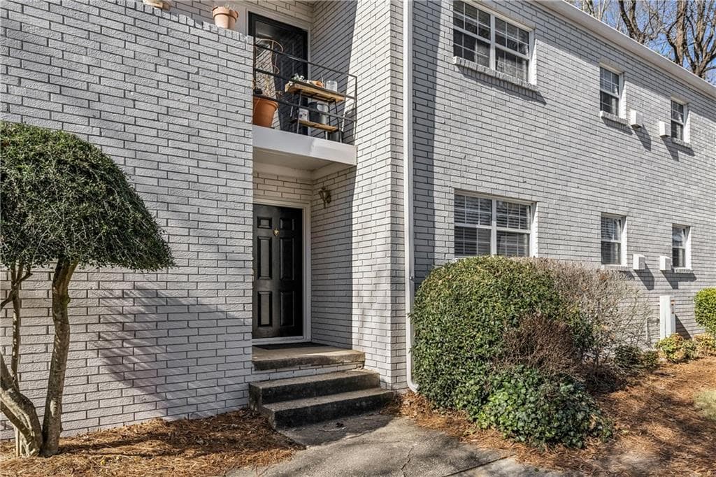 2 bedroom, 1 bathroom, 1,020 sq ft condominium sold at 311 Peachtree Hills Avenue 11B, Atlanta, GA 30305