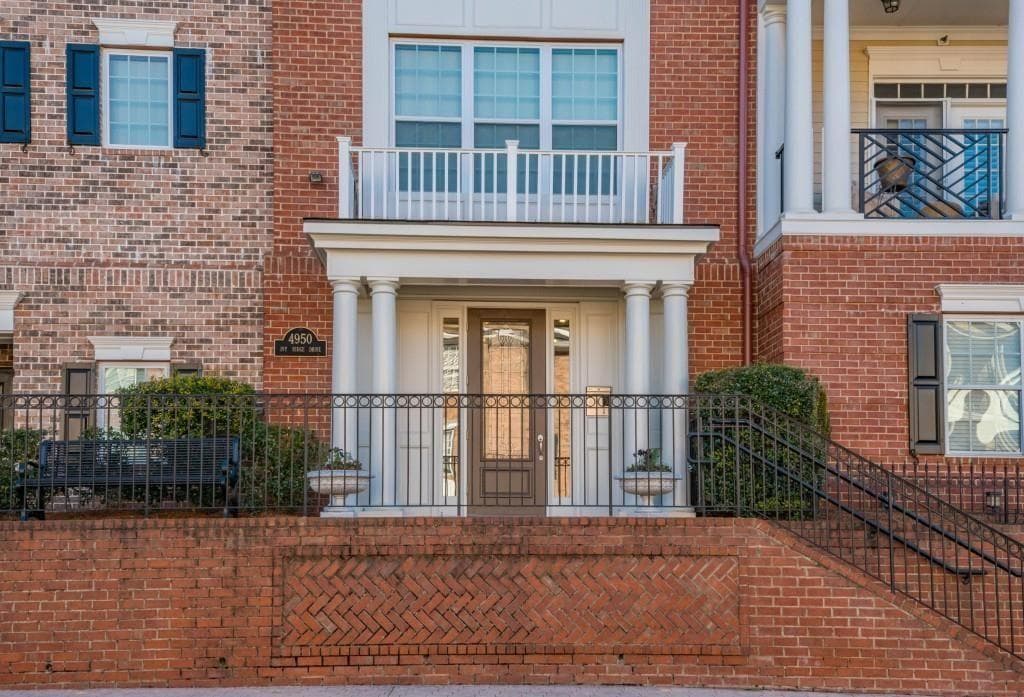 2 bedroom, 2 bathroom, 1,709 sq ft condominium sold at 4950 Ivy Ridge Drive 203, Atlanta, GA 30339